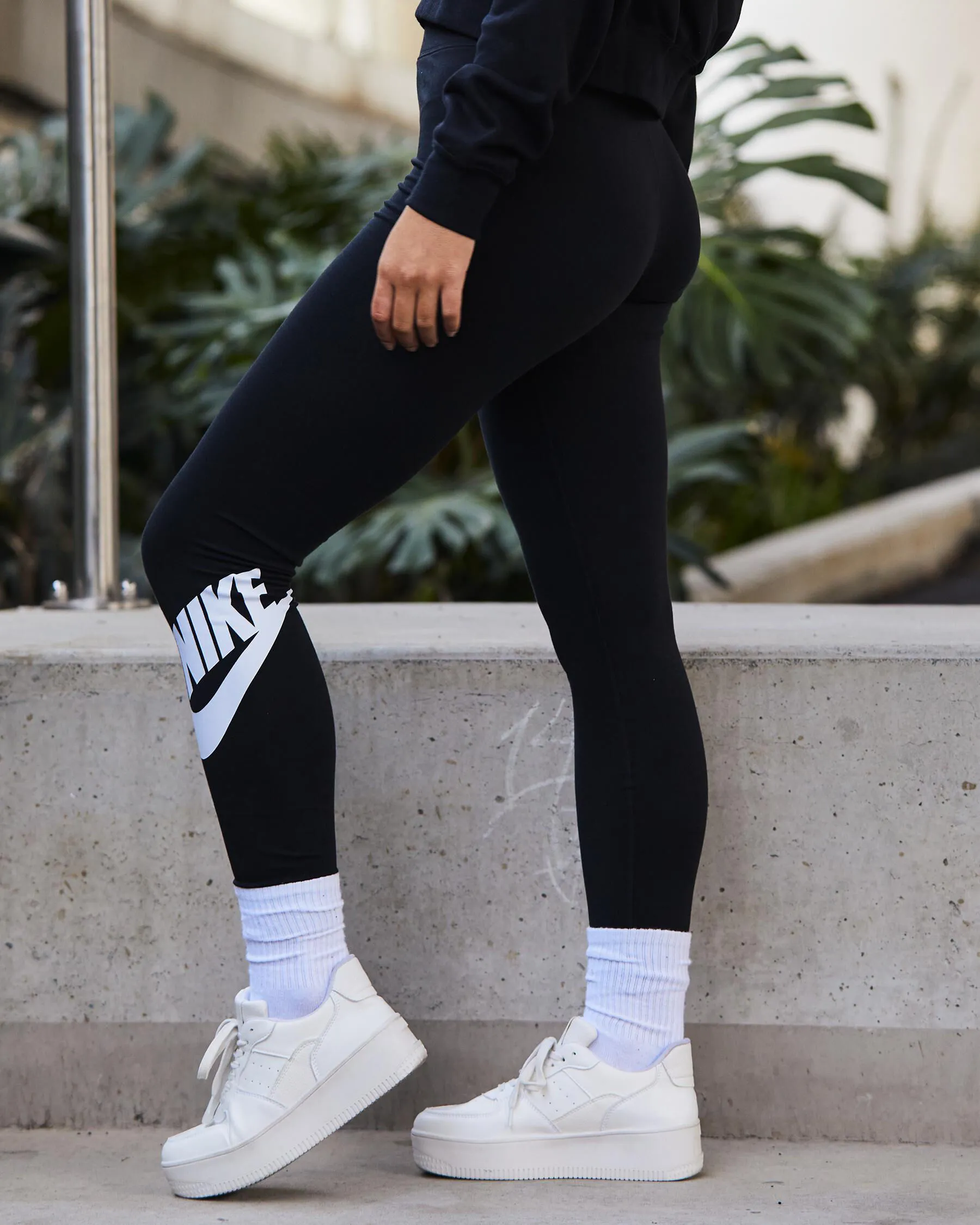 Nike Essential Logo Leggings