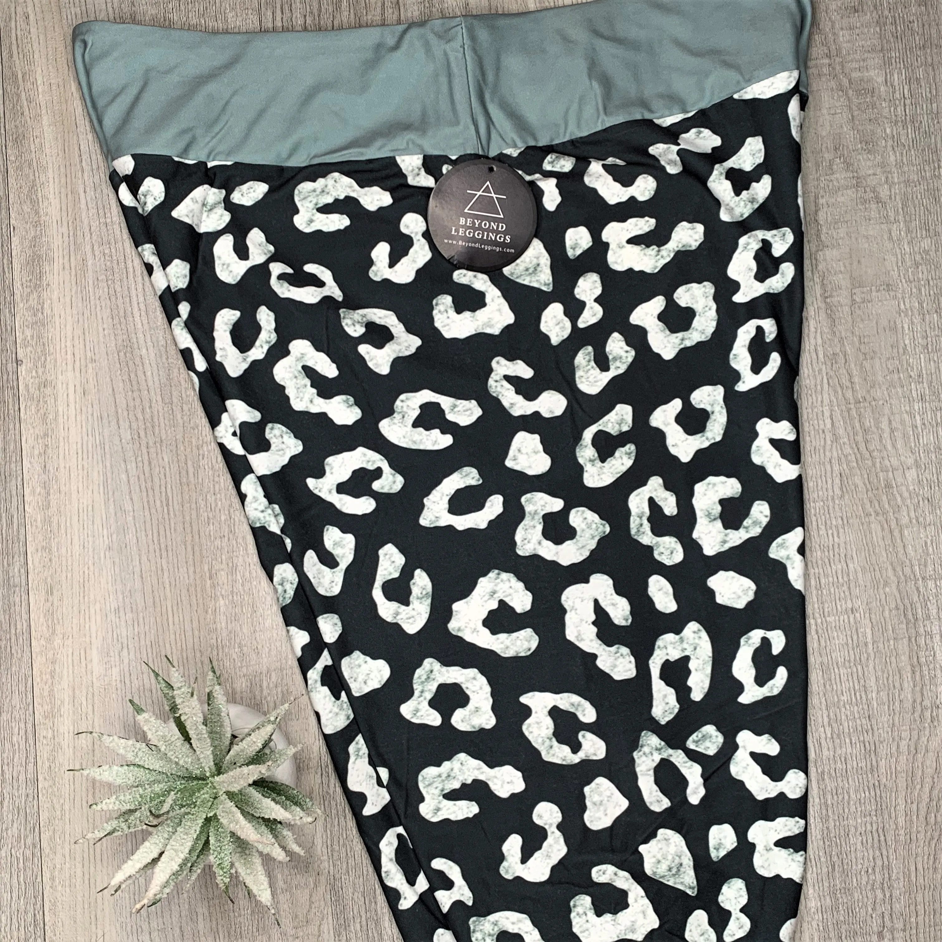 Snow Leopard Soft Leggings