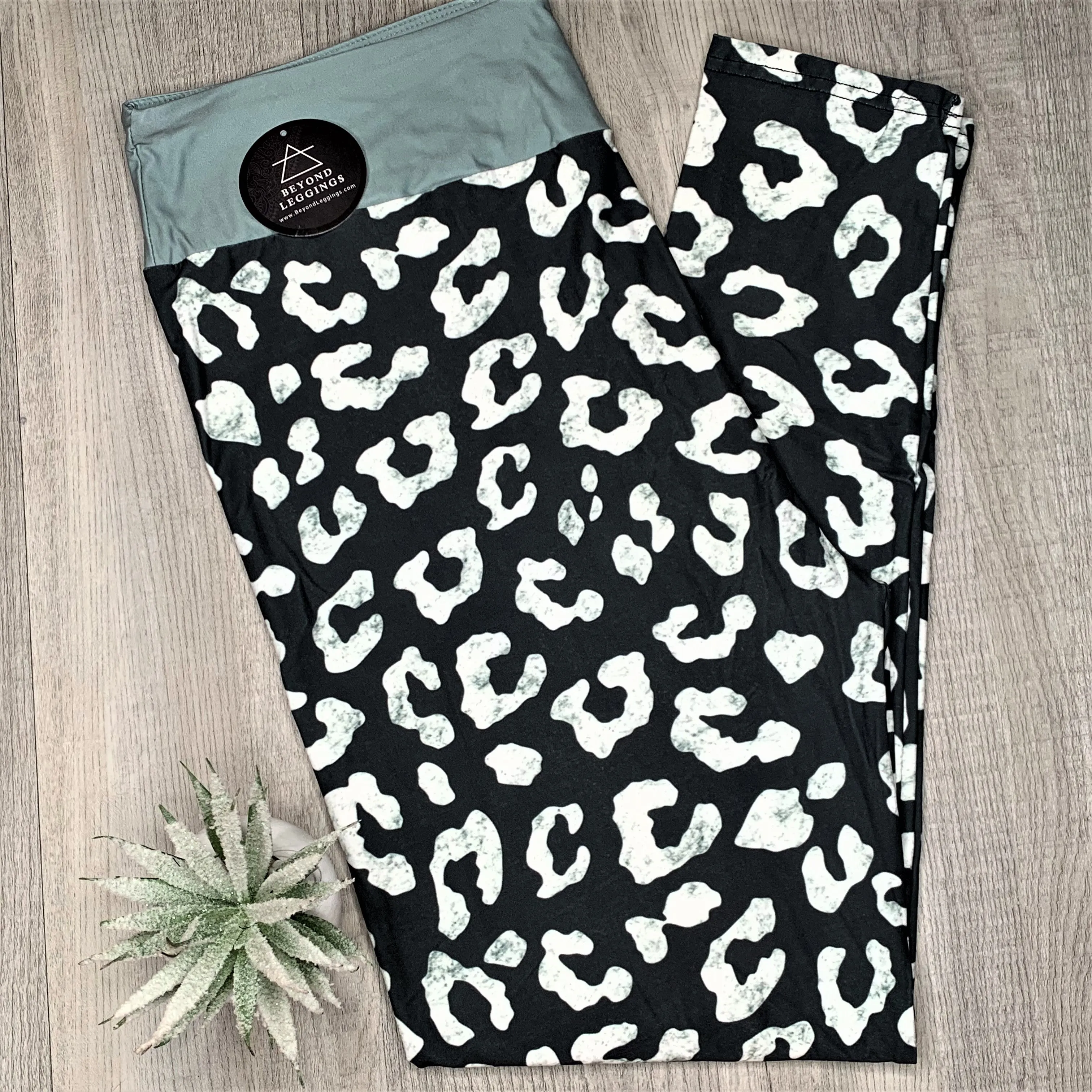 Snow Leopard Soft Leggings