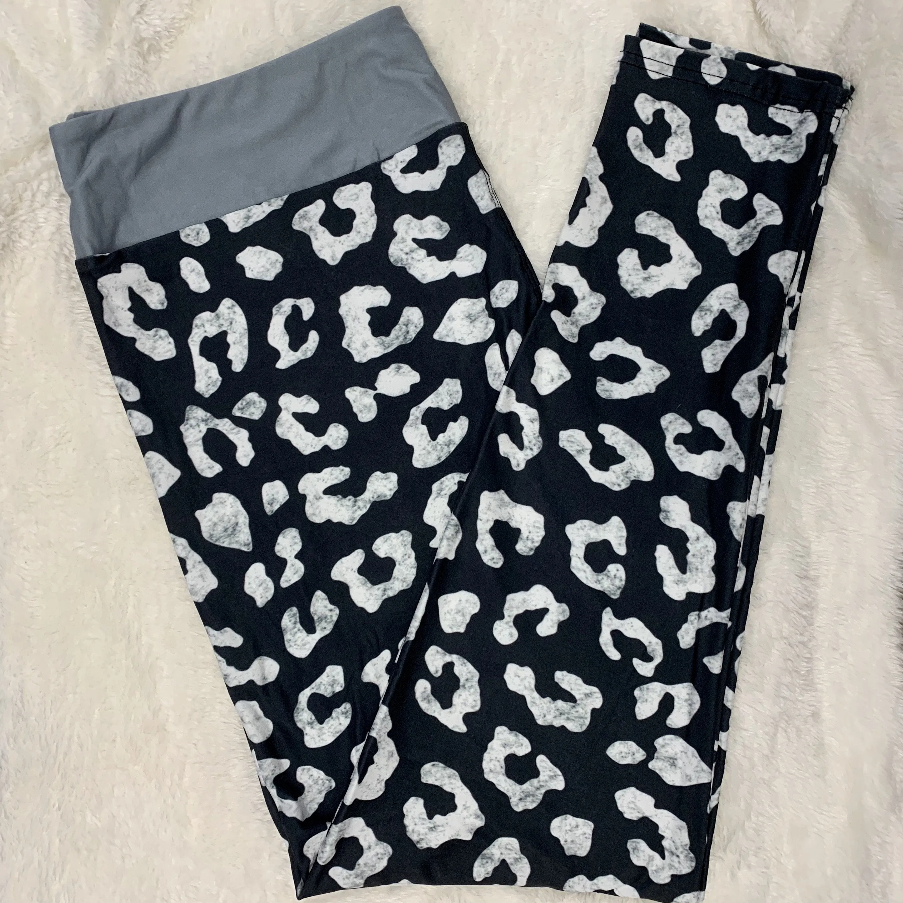 Snow Leopard Soft Leggings