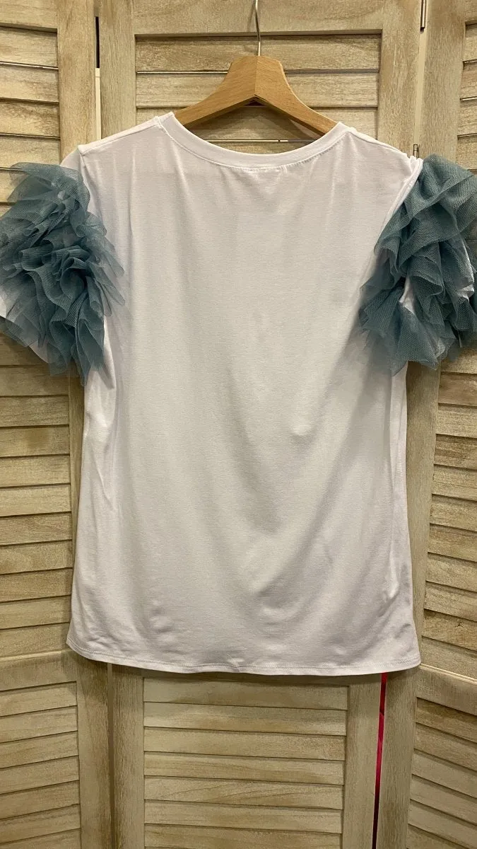 T-shirt bianca e azzurra con volant