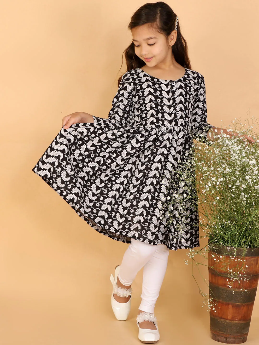 VASTRAMAY Girls Black Pure Cotton Chikankari Kurta With Leggings