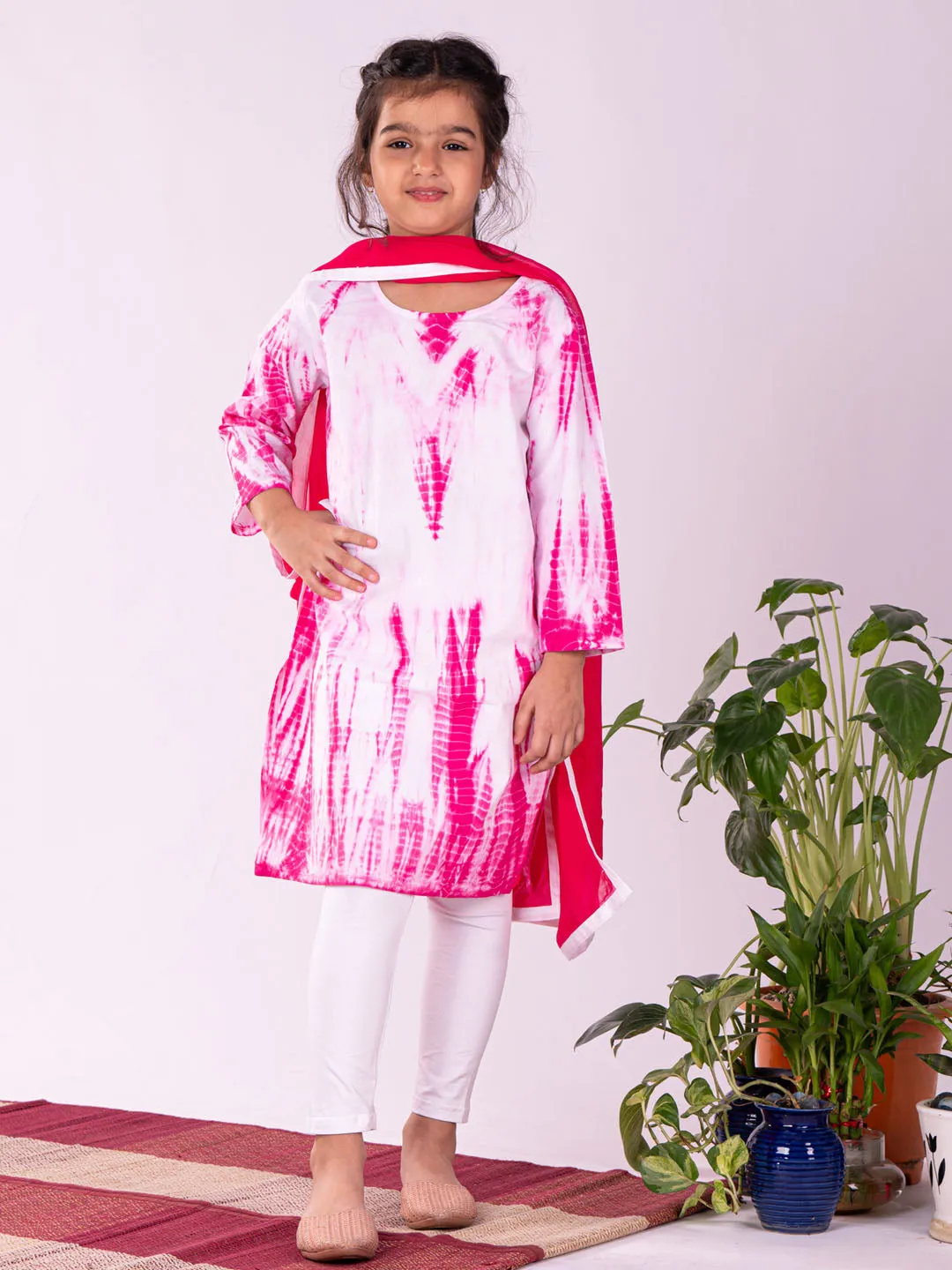 VASTRAMAY Girl's Pink Pure Cotton Tie-Dye Kurta Leggings & Dupatta Set