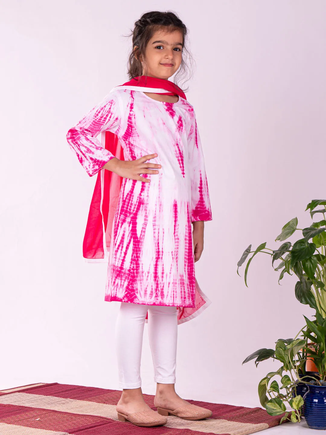 VASTRAMAY Girl's Pink Pure Cotton Tie-Dye Kurta Leggings & Dupatta Set