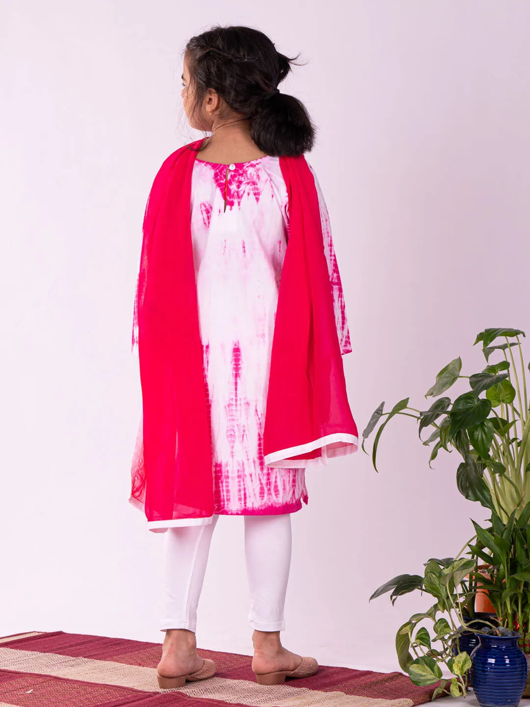 VASTRAMAY Girl's Pink Pure Cotton Tie-Dye Kurta Leggings & Dupatta Set