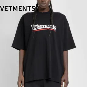 VETEMENTS  |Street Style Cotton Short Sleeves Oversized Logo T-Shirts